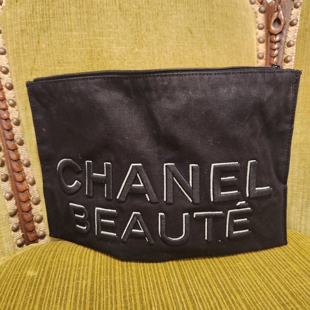 CHANEL Black Cosmetic Pouch - CHANEL BEAUTÉ Embroidered Zip Bag